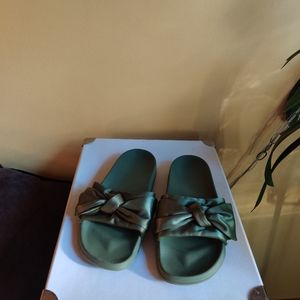 5/$25💖Satin Knotted Slides